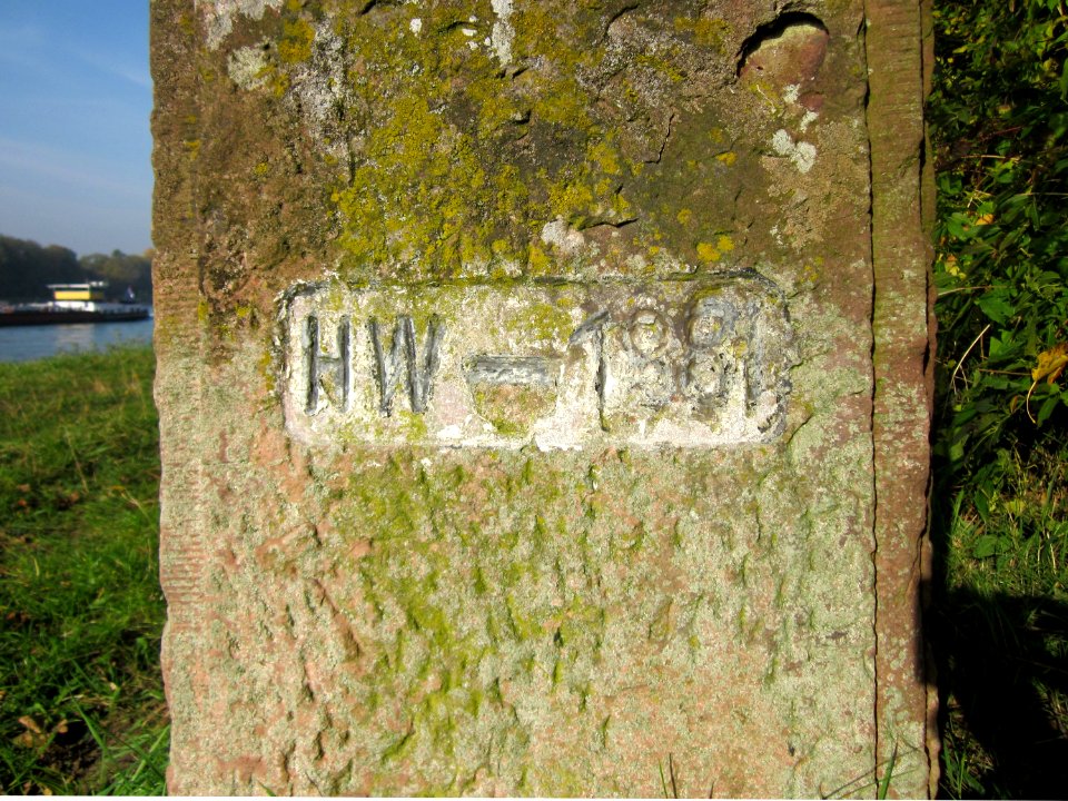 Hochwassermarke von 1881 am Rhein km 234 (2012)