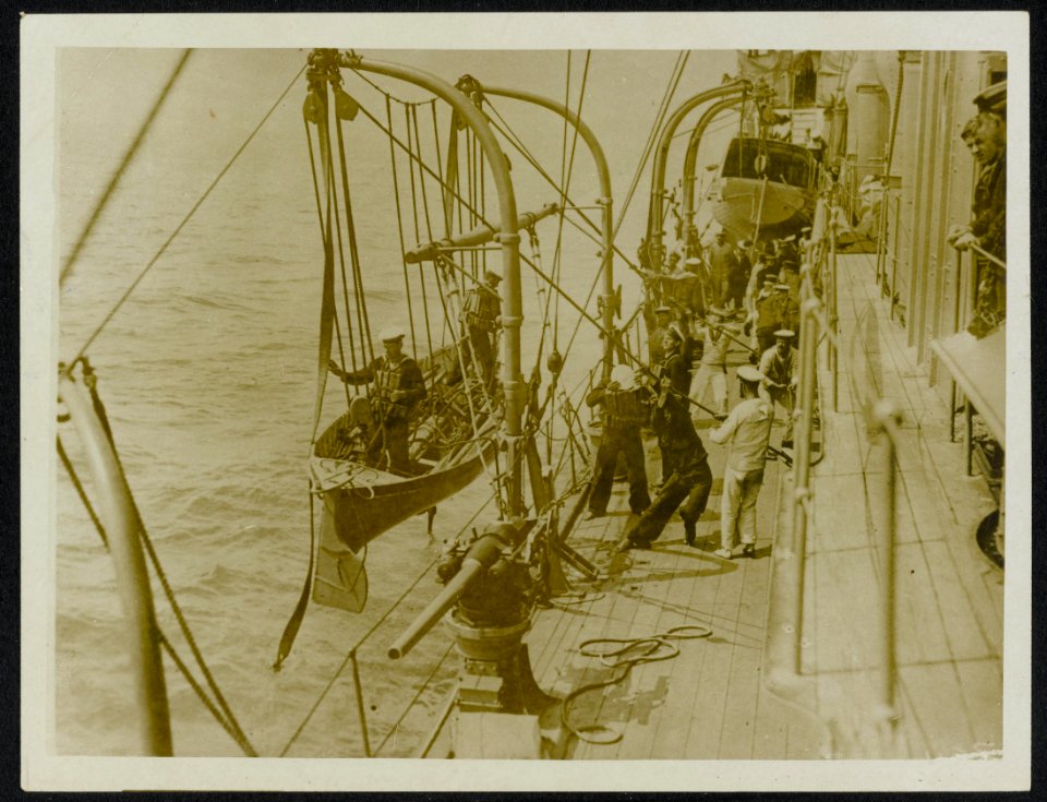 Hoisting boat into H.M.S.-----, Bestanddeelnr 158-0789