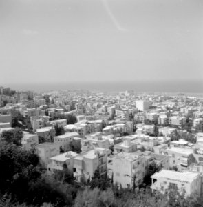 Hogergelegen weg op het Karmelgebergte geeft uitzicht over de stad Haifa, Bestanddeelnr 255-2077