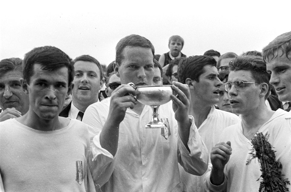 Hockey, Venlo tegen HMC 3-1, Venlo kampioen een dronk uit de kampioensbeker, Bestanddeelnr 920-3531