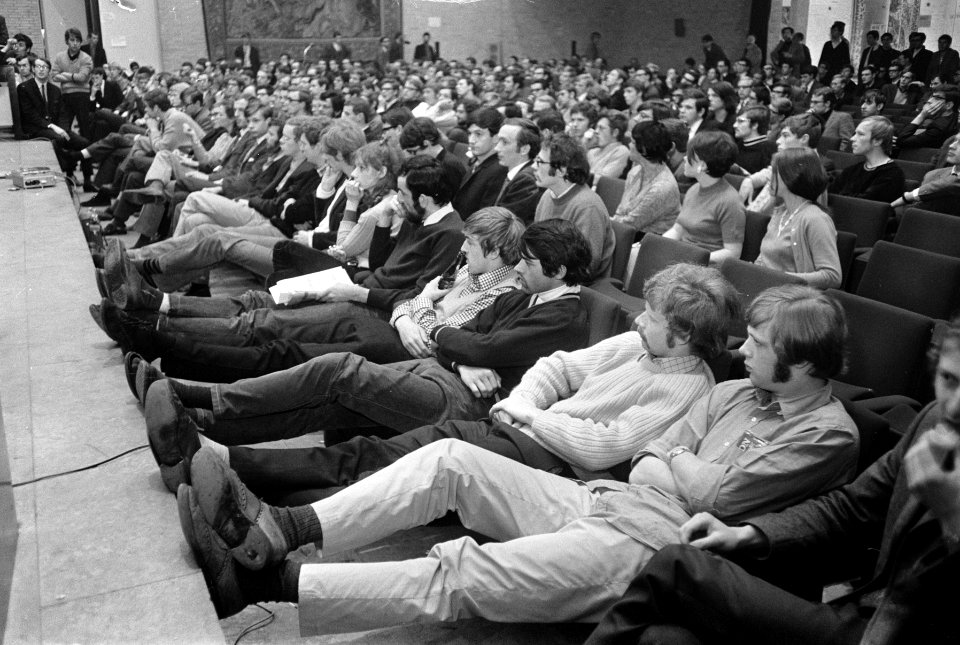 Hogeschool Tilburg nog steeds bezet zittend bijna rechts prof. Alting van Geusau, Bestanddeelnr 922-3648