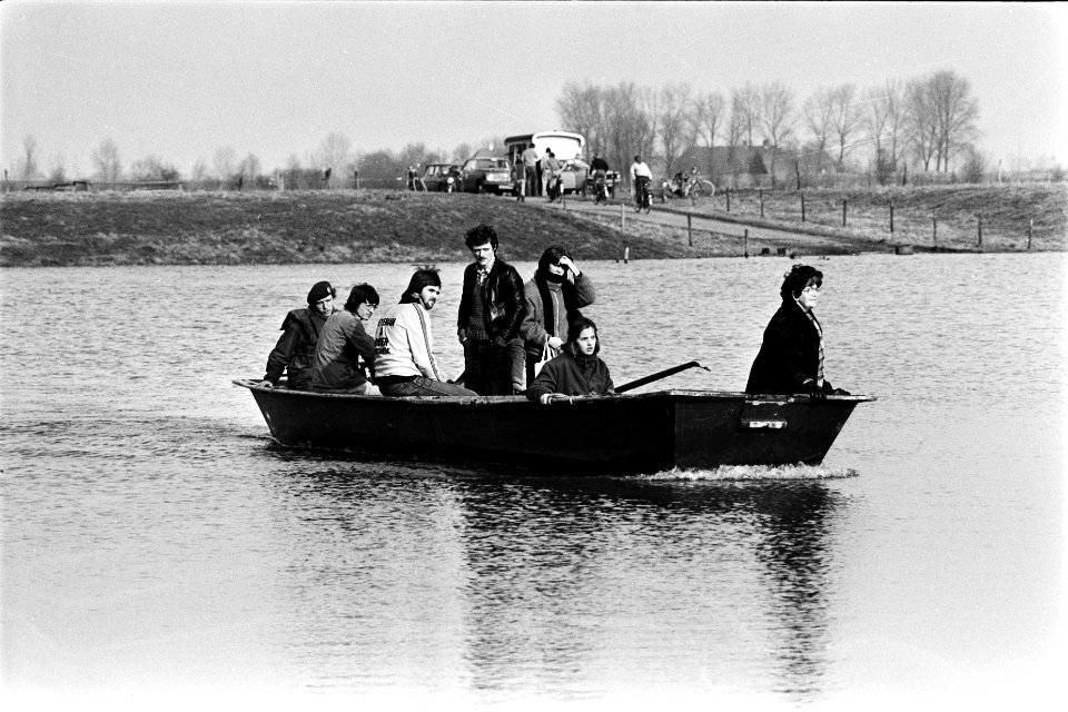 Hoge waterstand grote rivieren manschappen van genie brengen bij Voorst geisole, Bestanddeelnr 930-6638