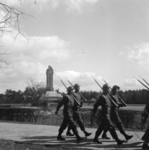 Hoge Veluwe conferentie betreffende Indonesië op jachtslot St. Hubertus. Marcher, Bestanddeelnr 901-6423