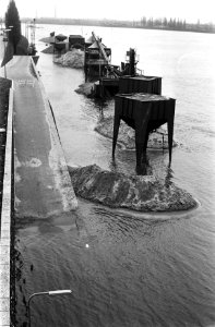 Hoge waterstand in Rijn bij Arnhem zandlaadbakken langs de Nieuwe Kade in het , Bestanddeelnr 927-6581