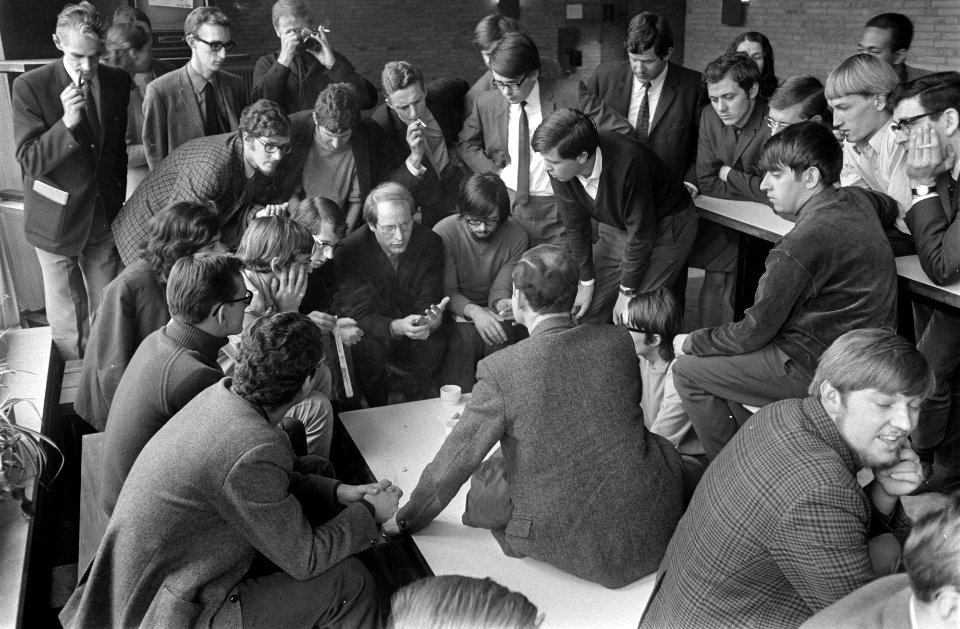 Hogeschool Tilburg nog steeds bezet discussies tussen studenten en prof. Alting , Bestanddeelnr 922-3646
