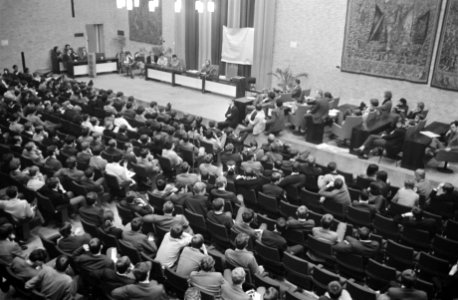 Hogeschool Tilburg nog steeds bezet zittend bijna rechts prof. Alting van Geusau, Bestanddeelnr 922-3649