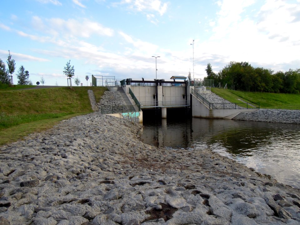 Hochwasser-Auslassbauwerk am Westende des Zwenkauer Sees für zwischenzeitlich angestautes Wasser der Weißen Elster im August 2017