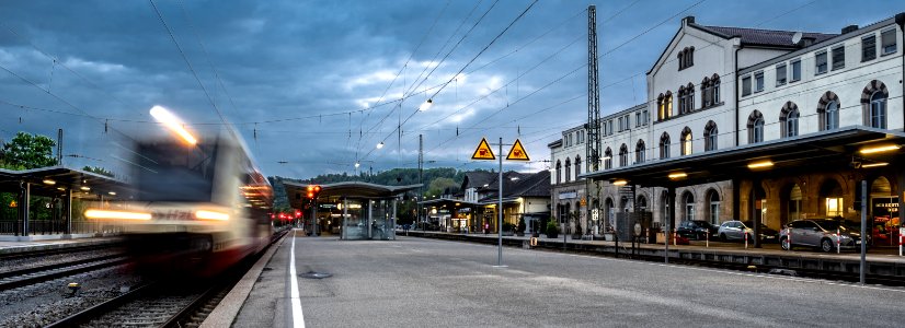 Hohenzollernbahn fährt an Gleis 3 am Hauptbahnhof Tübingen ab