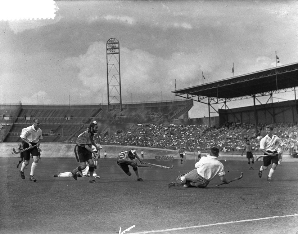 Hockey. Demonstratiewedstrijd India tegen Europa in het Olympisch Stadion te Ams, Bestanddeelnr 905-2501