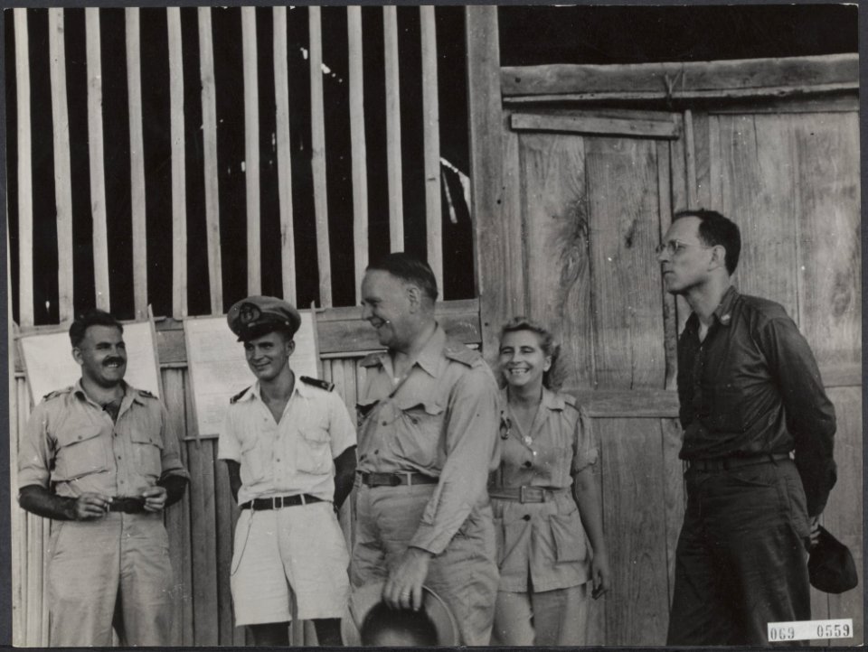 Hoge militaire en burgerlijke autoriteiten bezoeken Hollandia (Nieuw-Guinea) A, Bestanddeelnr 069-0559