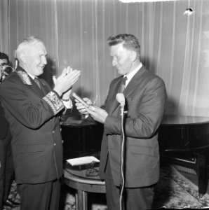 Hoge Russische onderscheiding voor de heer G. Methorst , links ambassadeur I. I., Bestanddeelnr 917-8646