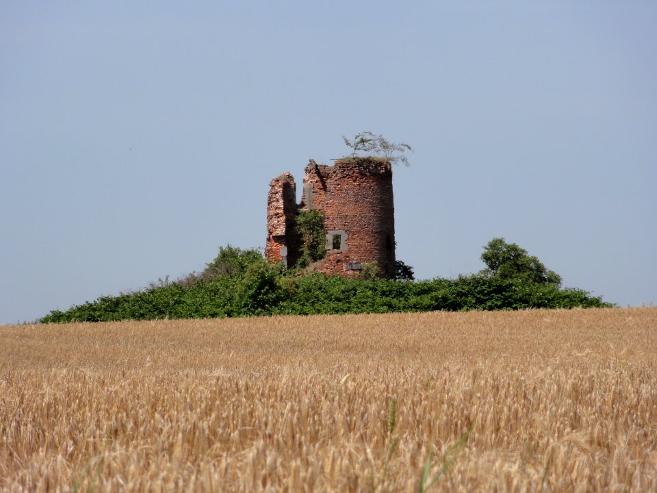 Houdain-lez-Bavay (Nord, Fr) moulin à vent en ruine