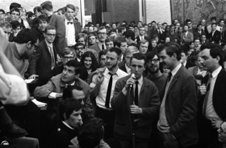 Hogeschool te Tilburg gesloten na bezetting van de senaatskamer en de telefoonce, Bestanddeelnr 922-3531