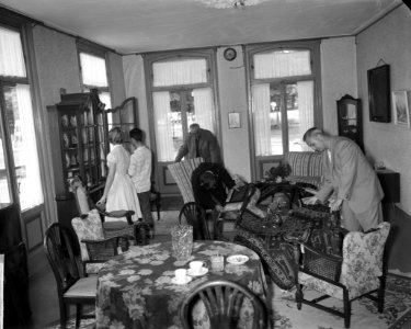 Hotel Trier in Soestdijk (geveild) Interieur met geinteresseerden, Bestanddeelnr 912-6549