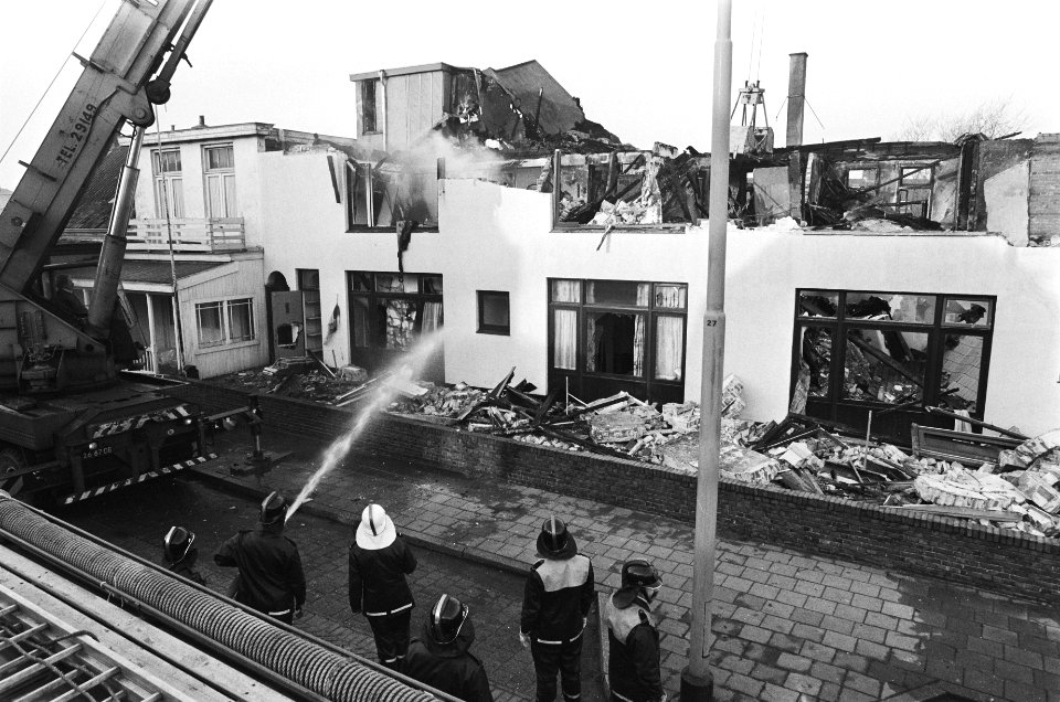 Hotel Trio in Wijk aan Zee afgebrand nablussen van d puinhopen, Bestanddeelnr 930-0266