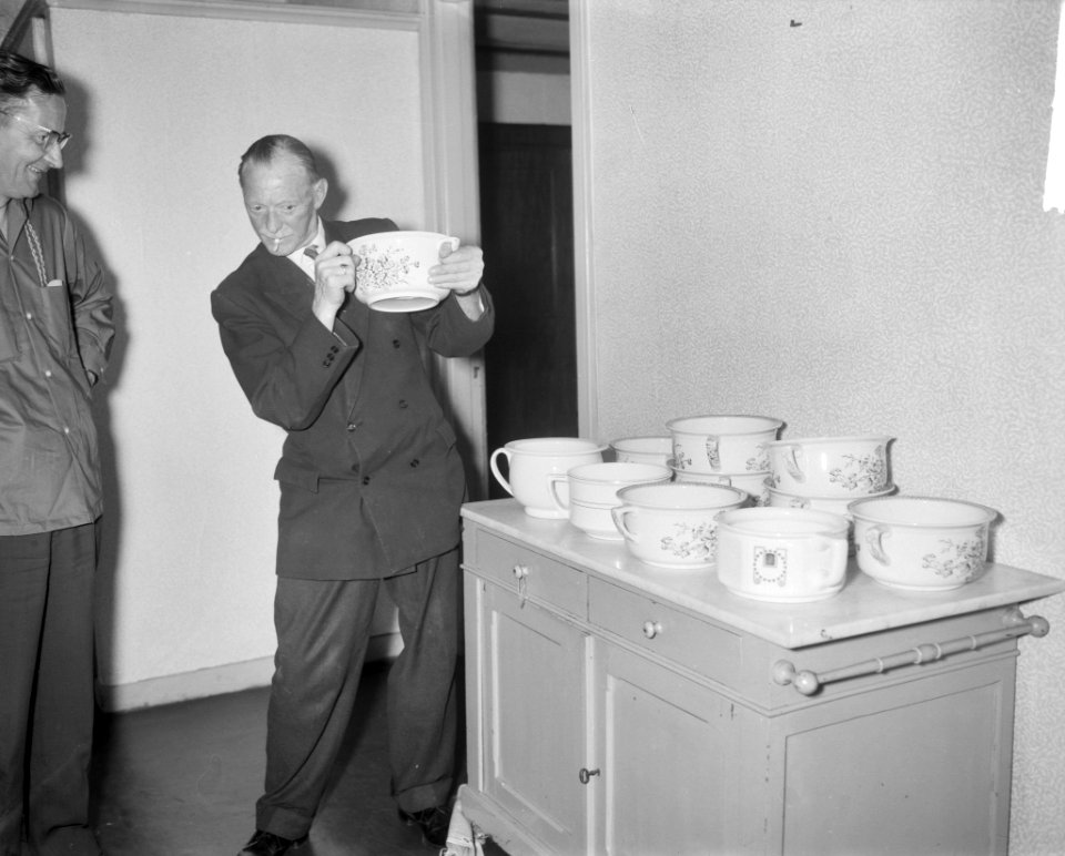 Hotel Trier in Soestdijk (geveild) Man in keuken, Bestanddeelnr 912-6546