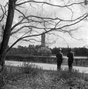 Hoge Veluwe conferentie betreffende Indonesië op jachtslot St. Hubertus. Soldate, Bestanddeelnr 901-6426