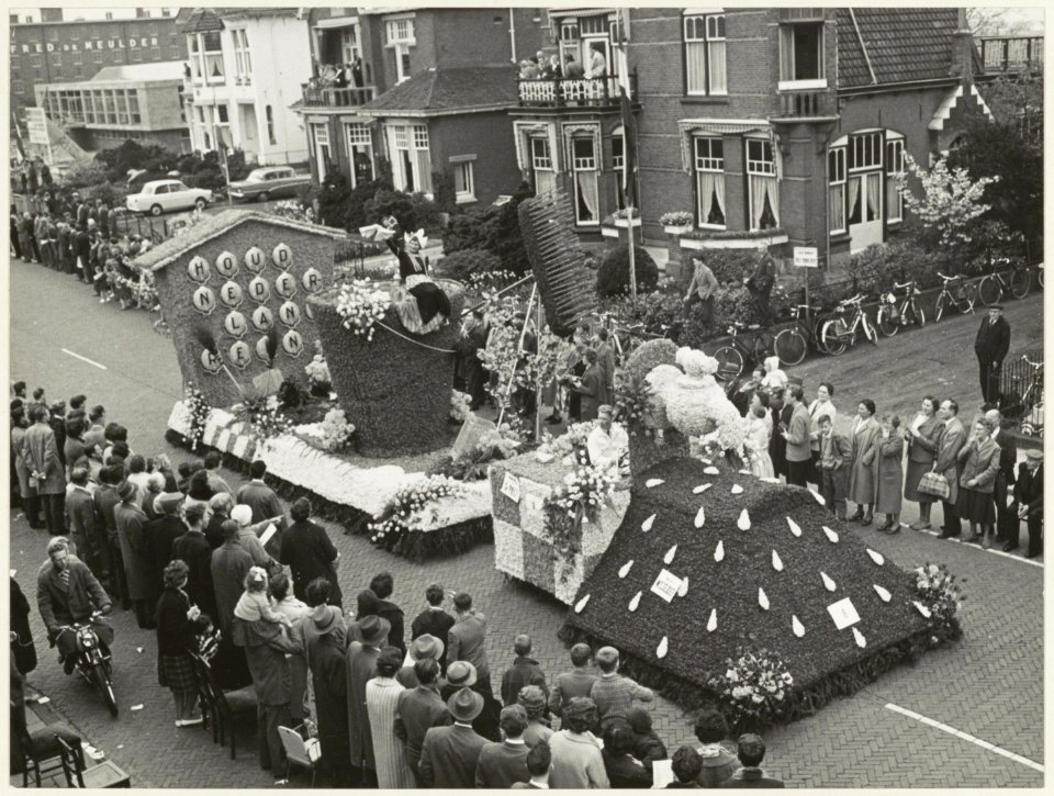 Houd Nederland rein-praalwagen tijdens het bloemencorso. NL-HlmNHA 54011066