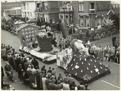 Houd Nederland rein-praalwagen tijdens het bloemencorso. NL-HlmNHA 54011066