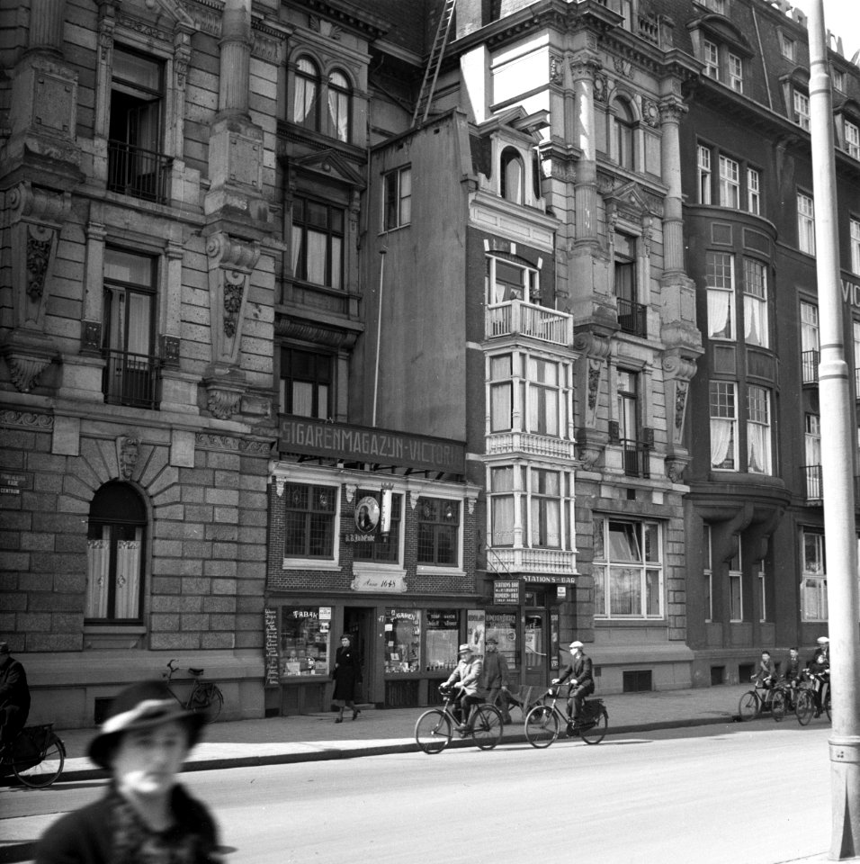 Hotel Victoria op de hoek van het Damrak en de Prins Hendrikkade, Bestanddeelnr 254-2332