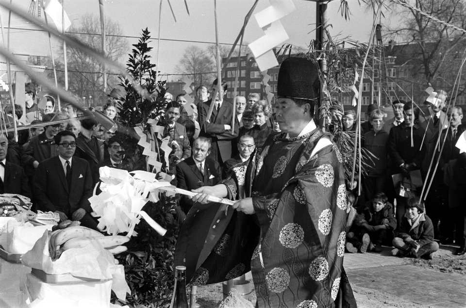 Hotel Okura International Amsterdam geopend Japanse priester verricht openingsce, Bestanddeelnr 922-3302