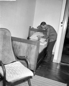 Hotel Trier in Soestdijk (geveild) Man bij bed, Bestanddeelnr 912-6548