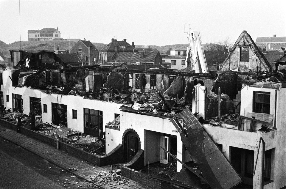 Hotel Trio in Wijk aan Zee afgebrand overzicht van d puinhopen, Bestanddeelnr 930-0267