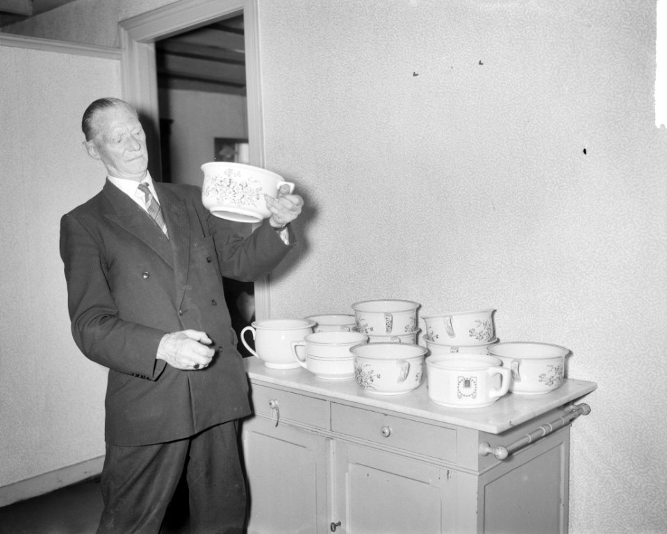 Hotel Trier in Soestdijk (geveild) Man in keuken, Bestanddeelnr 912-6545