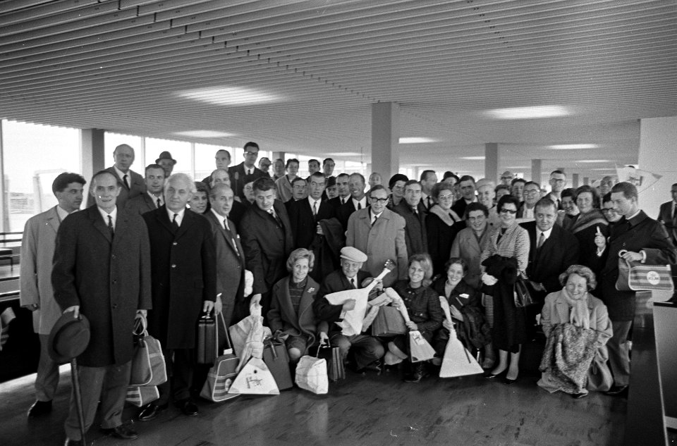 Hotelschoolgasten terug uit Moskou. De groep op Schiphol, Bestanddeelnr 920-7857