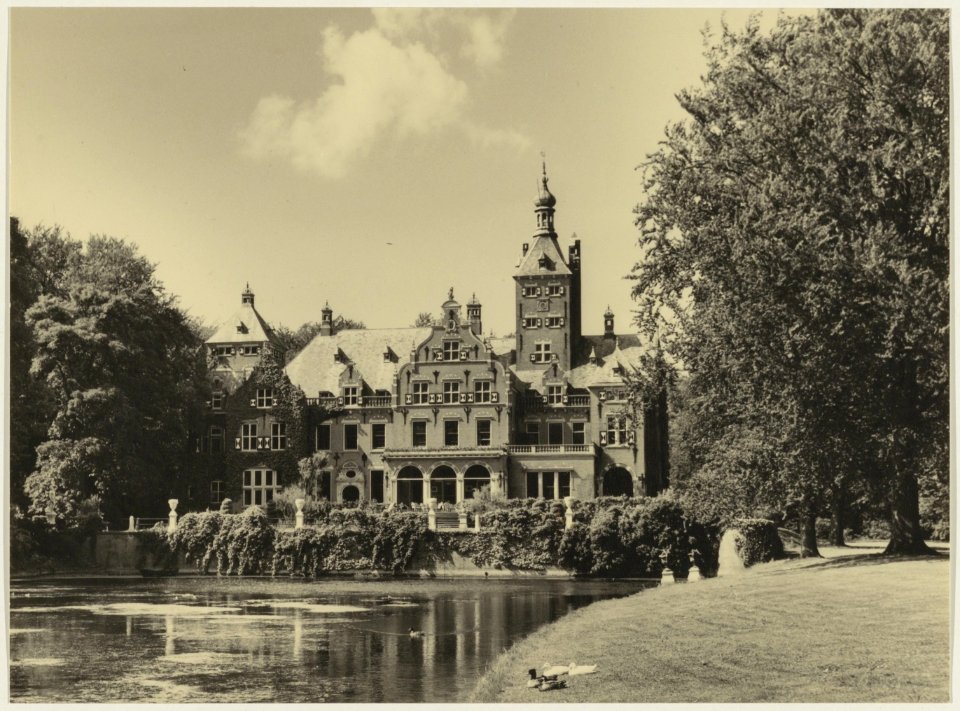 Hotel-Restaurant Duin en Kruidberg, met de daarvoor liggende vijver