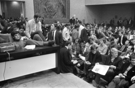 Hogeschool Tilburg nog steeds bezet studenten in de aula, Bestanddeelnr 922-3645