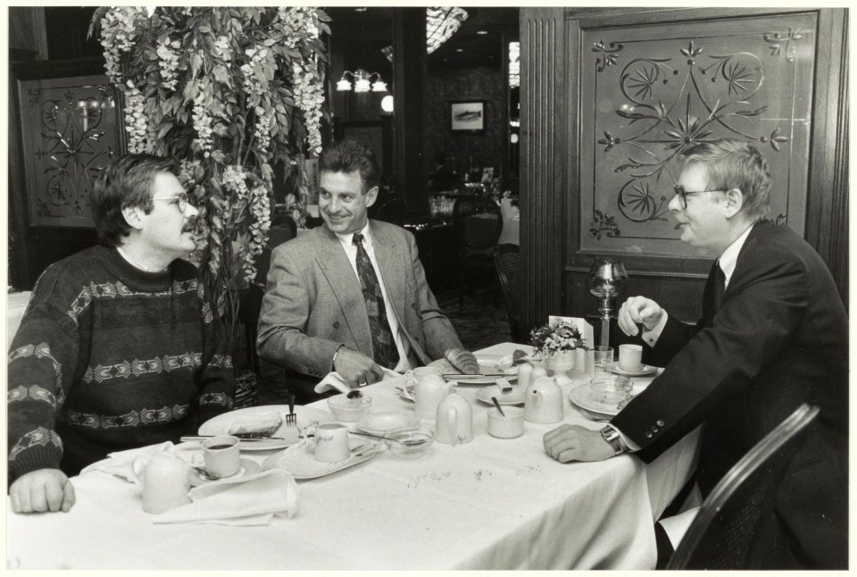 Hoteliers Frans Baars (Het Carillon), Ed Jongen (Carlton Square hotel) en Fokke Hofman (Lion d'Or) bespreken een gezamelijke aanpak en coördinatie. NL-HlmNHA 54034280