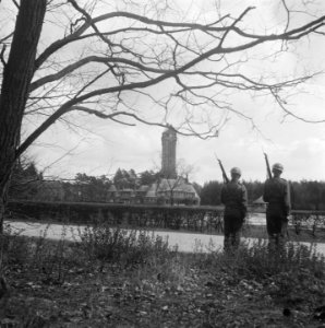 Hoge Veluwe conferentie betreffende Indonesië op jachtslot St. Hubertus. Soldat…, Bestanddeelnr 901-6425