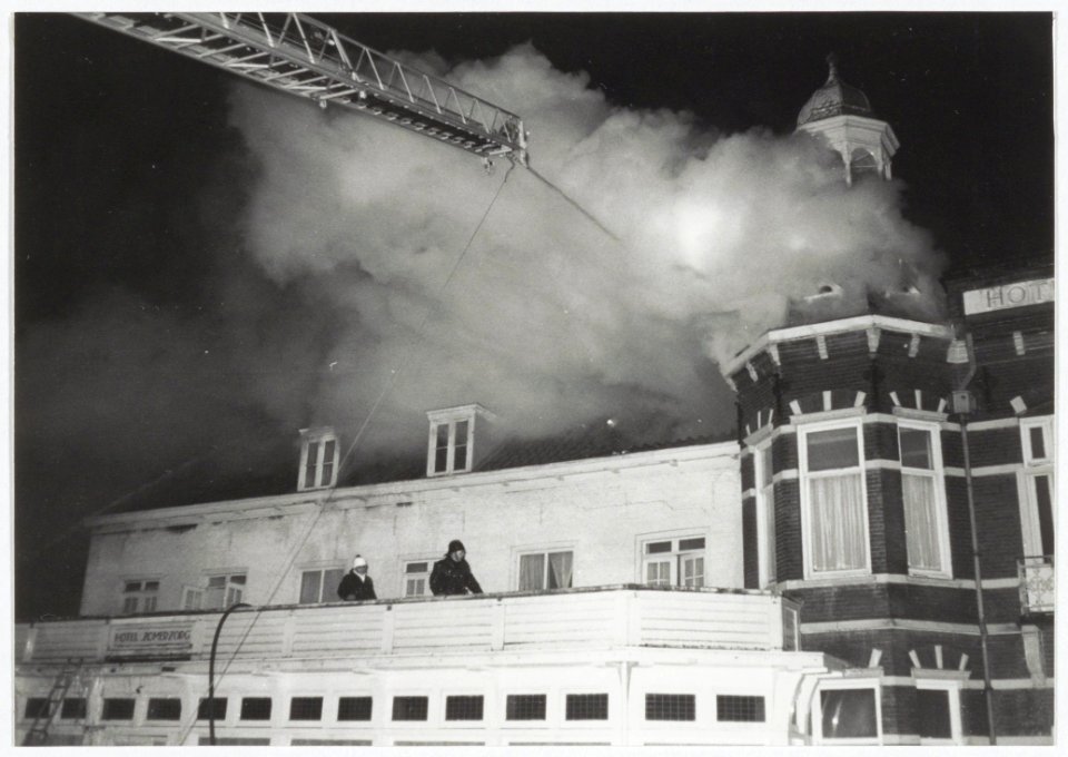 Hotel Zomerzorg gedeeltelijk door brand verwoest. Brederodelaan 96-98