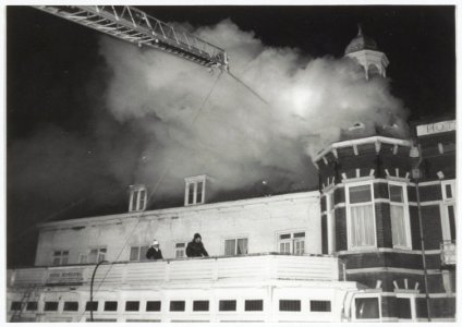 Hotel Zomerzorg gedeeltelijk door brand verwoest. Brederodelaan 96-98