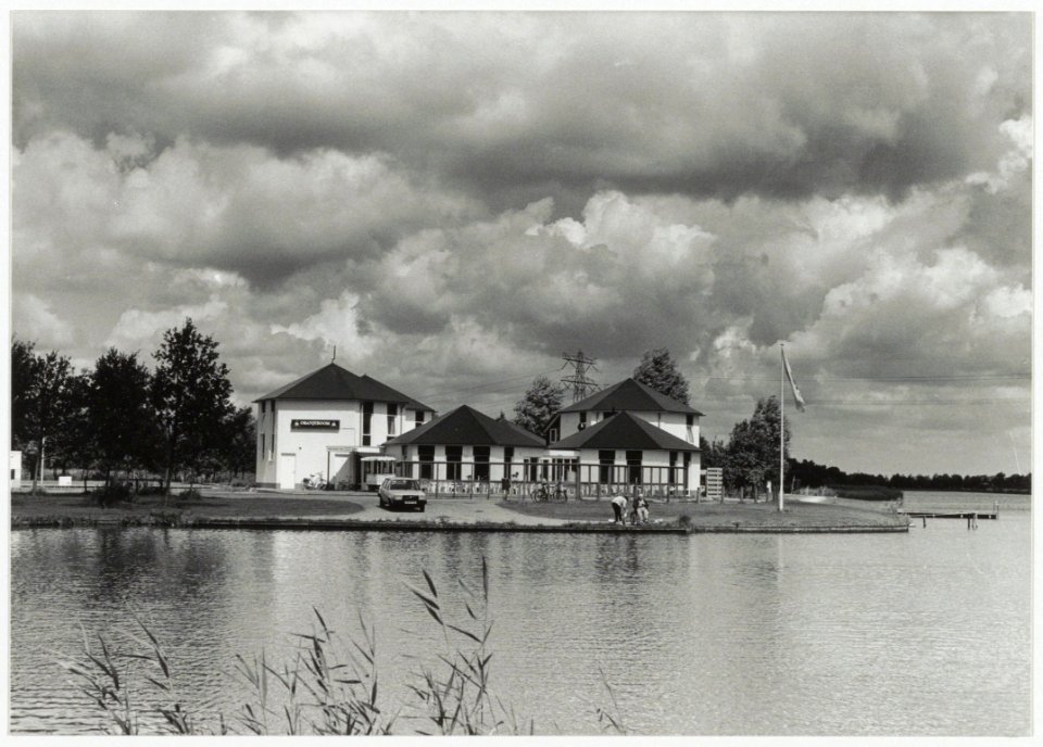 Hotel-restaurant Het Buitenhuis met fraaie wolkenlucht in het Recreatiegebied Spaarnwoude., NL-HlmNHA 54034125