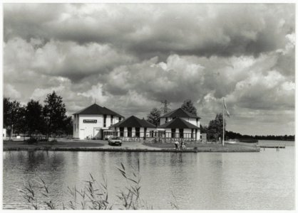 Hotel-restaurant Het Buitenhuis met fraaie wolkenlucht in het Recreatiegebied Spaarnwoude., NL-HlmNHA 54034125