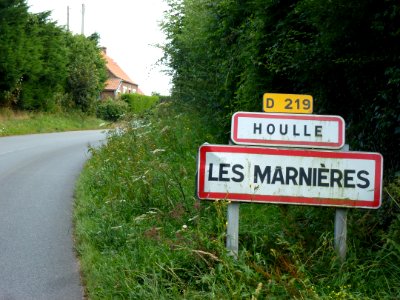 Houlle (Pas-de-Calais) city limit sign Les Marnières