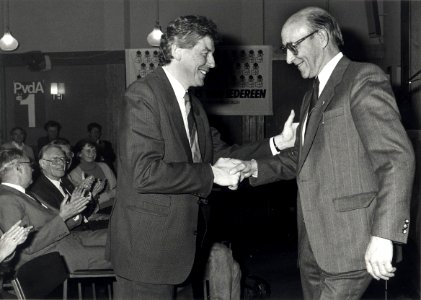 Hotel-restaurant Die Raeckse aan de Raaks 1-3. P.v.d.A. Partijleider Wim Kok feliciteert Tinus van de Water met zijn 25-jarig lidmaatschap bij de P.v.d.A. Aangekocht in 1988 van United Photos de Boer 