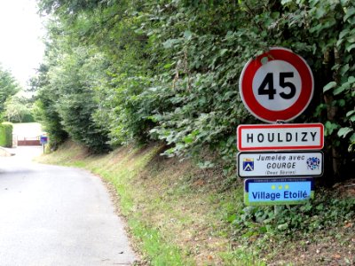 Houldizy (Ardennes) city limit sign