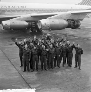 Hospitaalteam naar Congo, 39 personen bij het vertrek op Schiphol, Bestanddeelnr 915-0888