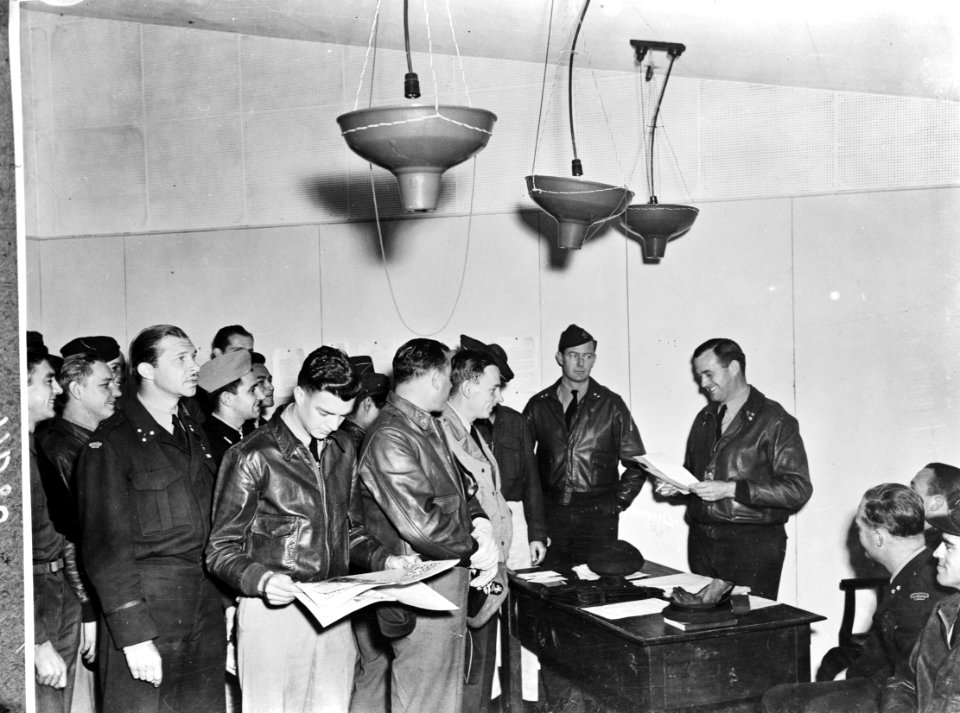 Hospitaalschip Oranje Man in Amerikaans uniform met de rang van kapitein houdt , Bestanddeelnr 900-8394