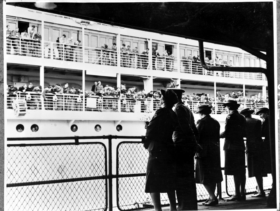 Hospitaalschip met passagiers komt aan in haven, Bestanddeelnr 900-8395