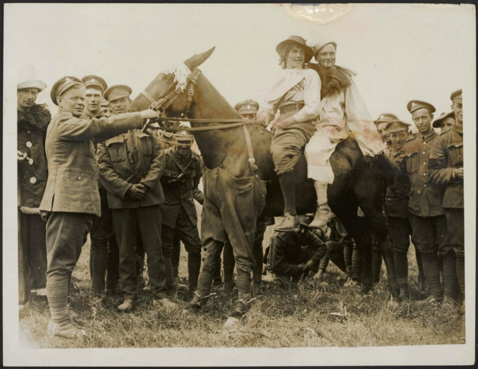 Horse show behind the lines - thr funny party off for a ride, Bestanddeelnr 158-1701