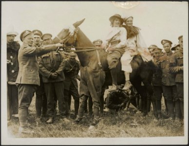Horse show behind the lines - thr funny party off for a ride, Bestanddeelnr 158-1701