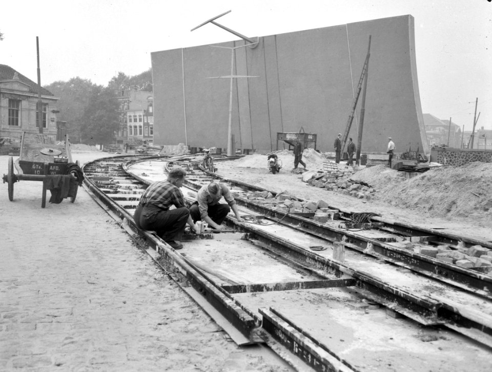 Hortusbrug bijna klaar voor het verkeer, aanleggen van de nieuwe tramrails, Bestanddeelnr 911-6079
