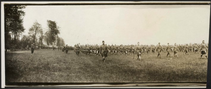 Horse show behind the lines The march past of the massed pipes and drums., Bestanddeelnr 158-1804