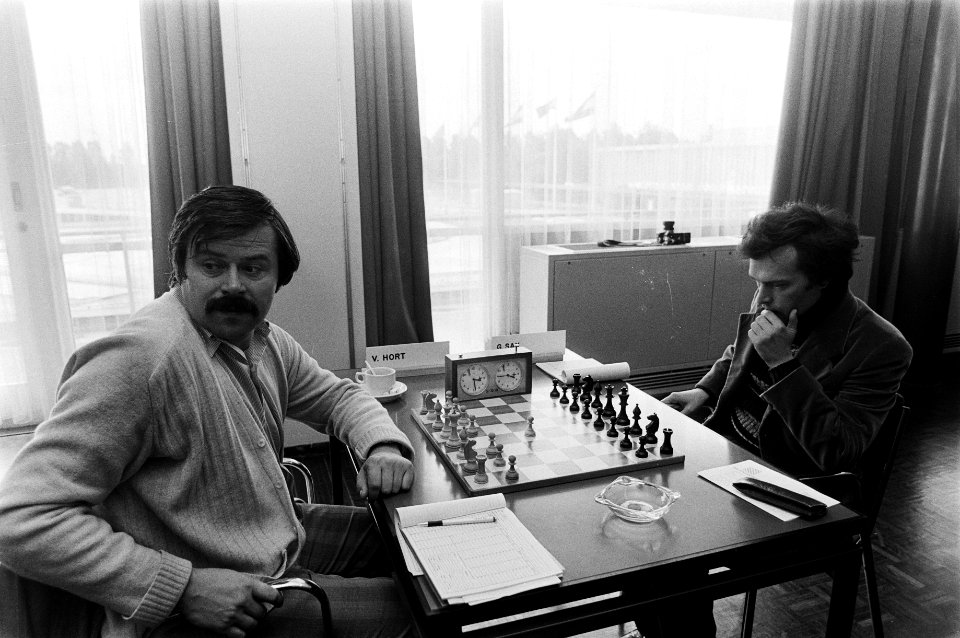 Hort (l) tegen Sax (r), Bestanddeelnr 930-3682