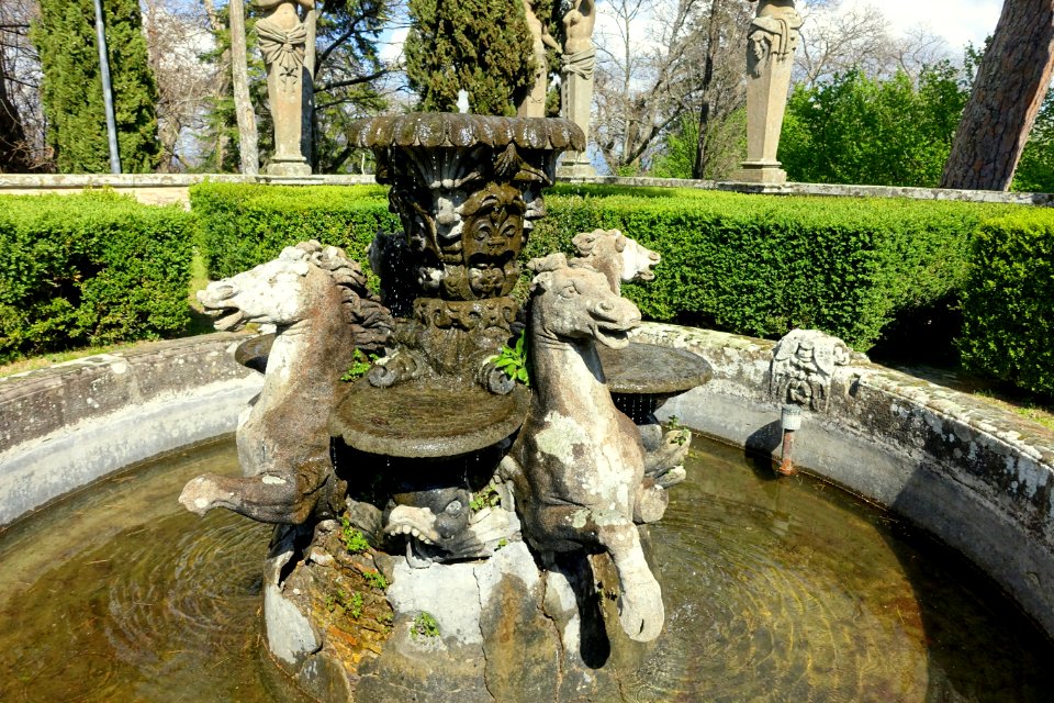 Horse fountain - Garden of the Caryatids - Villa Farnese - Caprarola, Italy - DSC02309