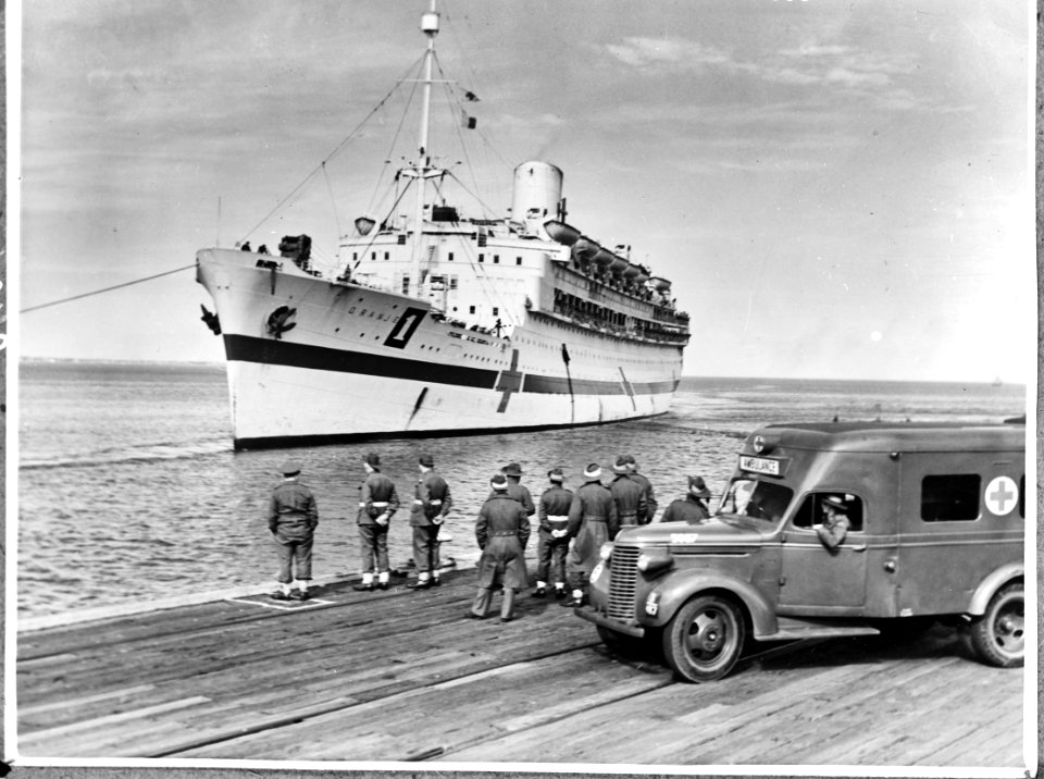 Hospitaalschip Oranje in Australië Aan wal staan militairen met Australische h, Bestanddeelnr 900-8401